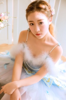赤裸红唇